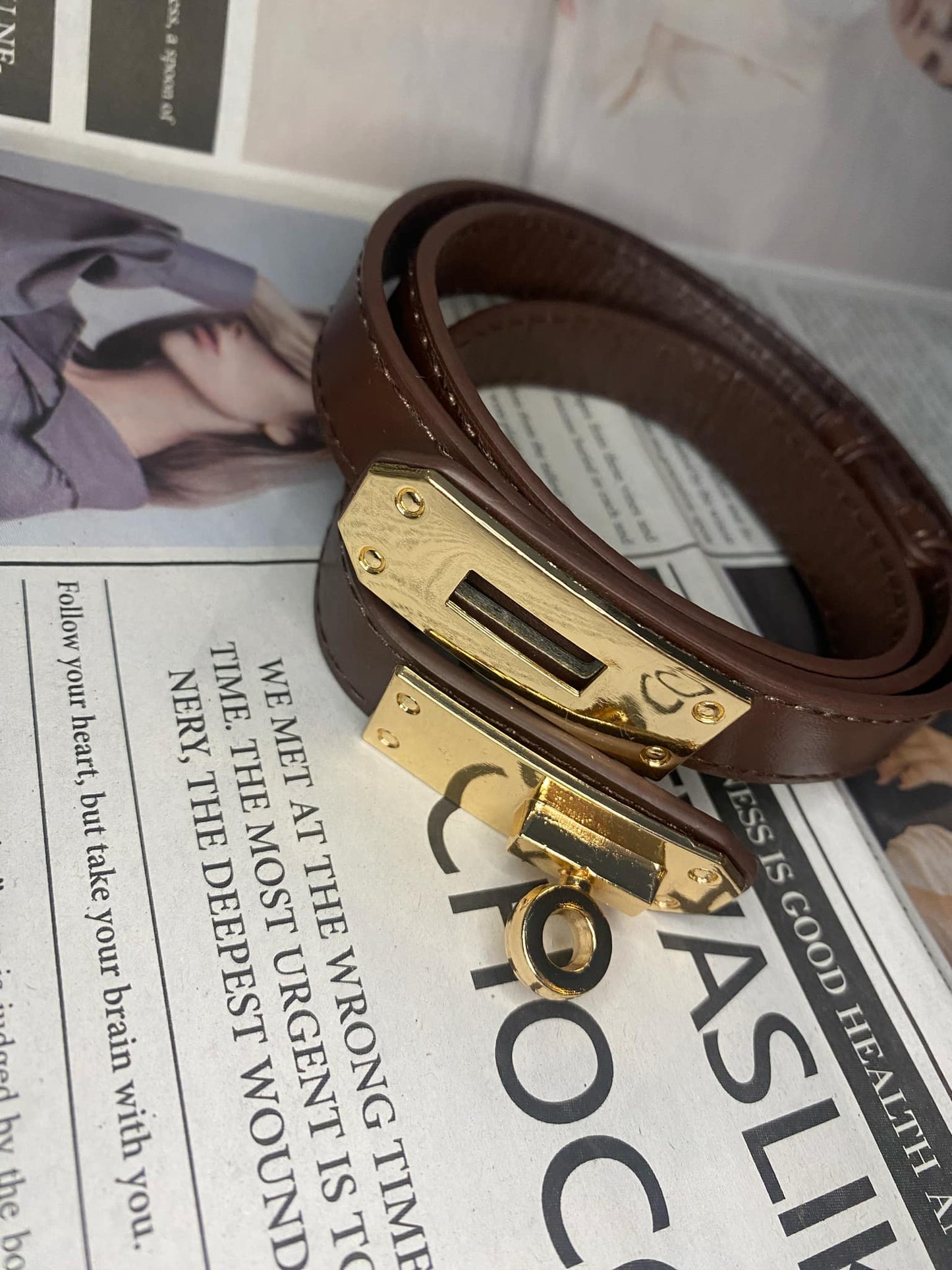 "Ceinture en simili cuir, taille ajustable jusqu'au 42, longueur 94 cm, fermoir en boucle. Accessoire intemporel et polyvalent."