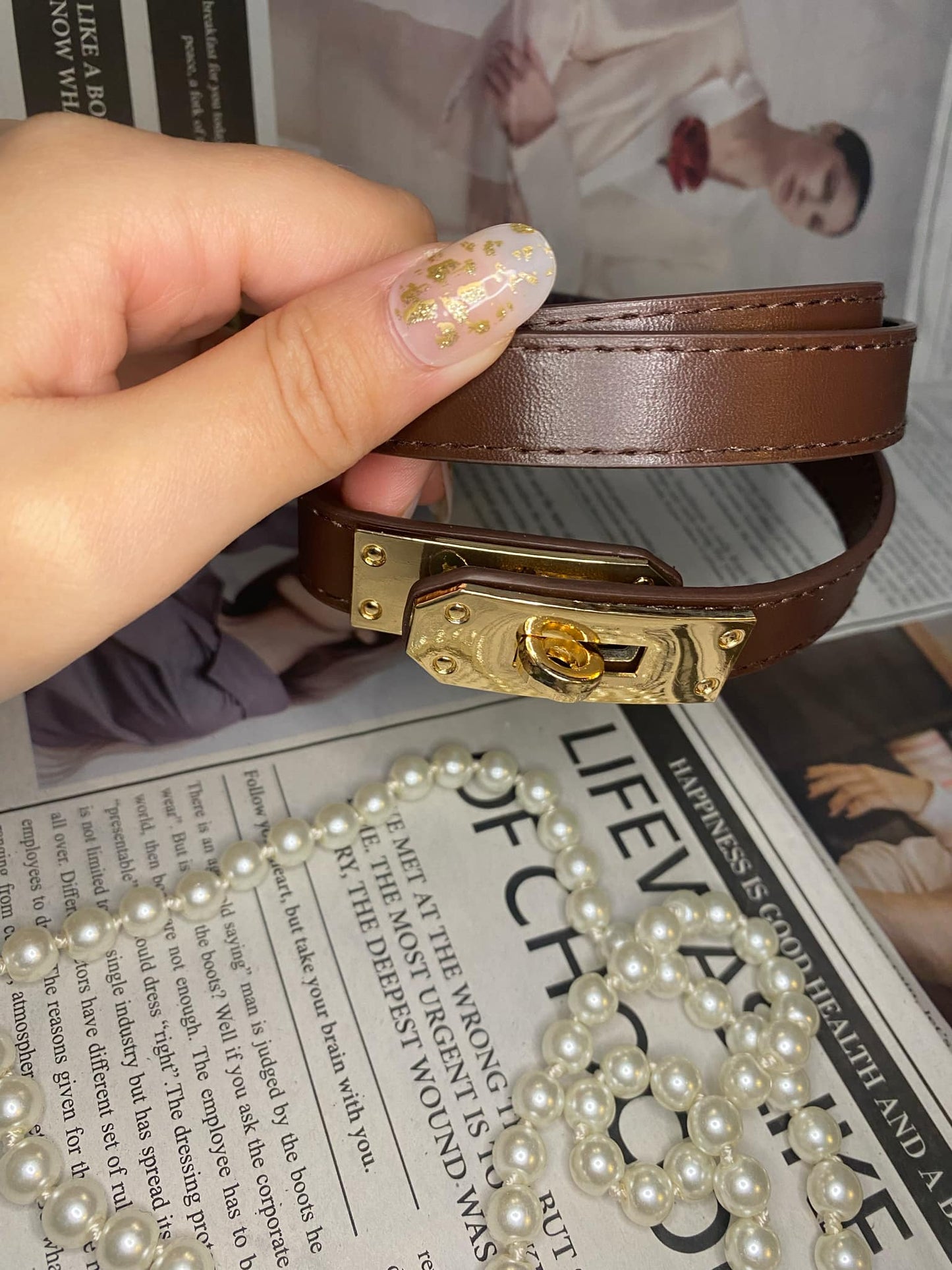 "Ceinture noire en simili cuir, taille ajustable jusqu'au 42, longueur 94 cm, fermoir en boucle. Accessoire intemporel et polyvalent."