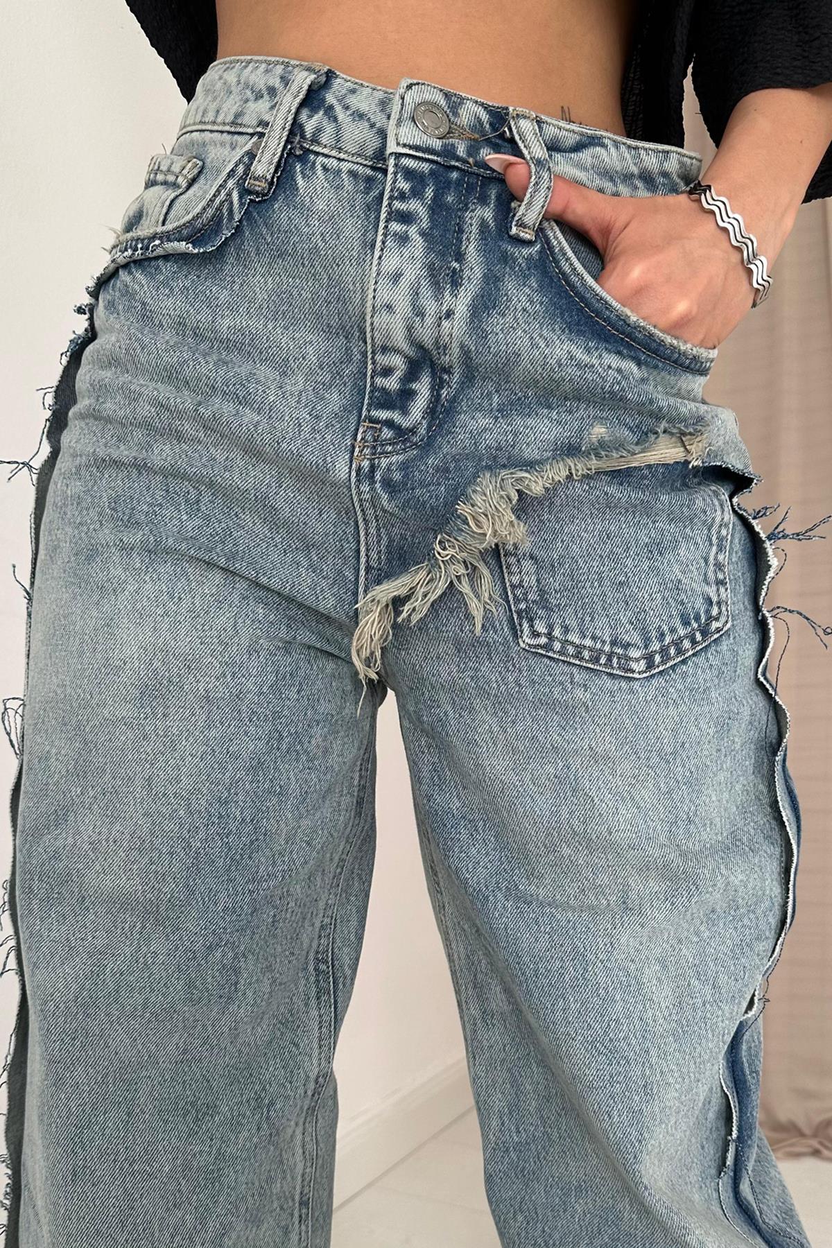 "Jean Anna à fente, style décousu décontracté et chic, taille haute, deux poches avant, fermeture par agrafe et zip. Couleur bleu clair, tailles XS à XL."