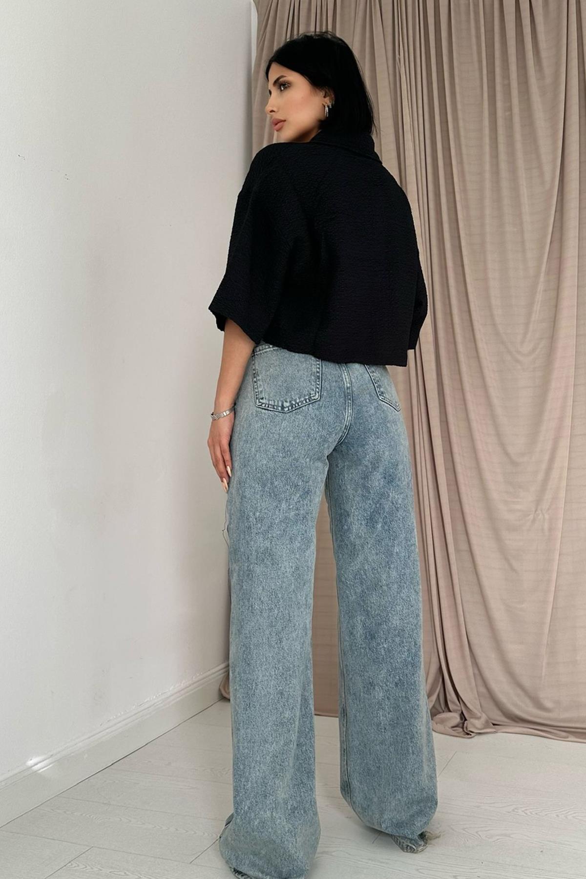 "Jean Anna à fente, style décousu décontracté et chic, taille haute, deux poches avant, fermeture par agrafe et zip. Couleur bleu clair, tailles XS à XL."