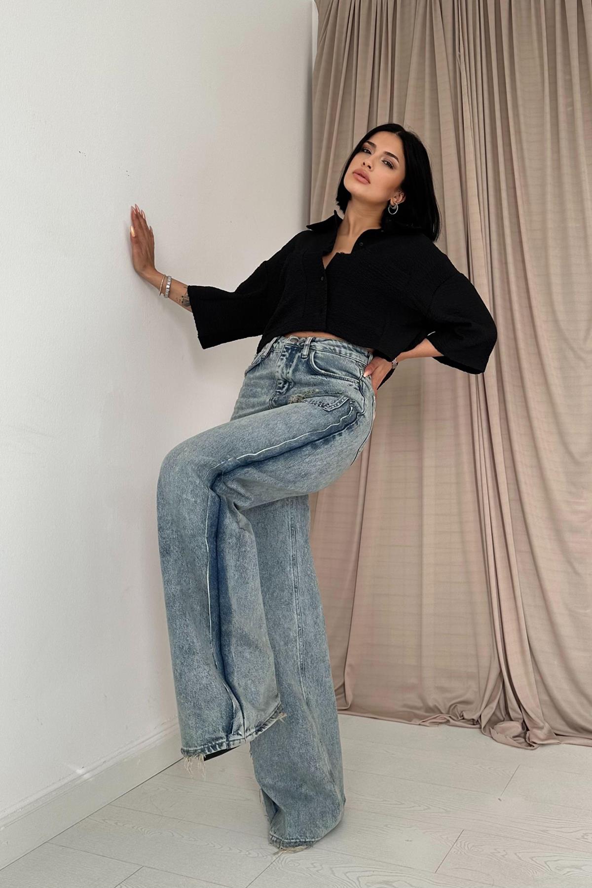 "Jean Anna à fente, style décousu décontracté et chic, taille haute, deux poches avant, fermeture par agrafe et zip. Couleur bleu clair, tailles XS à XL."