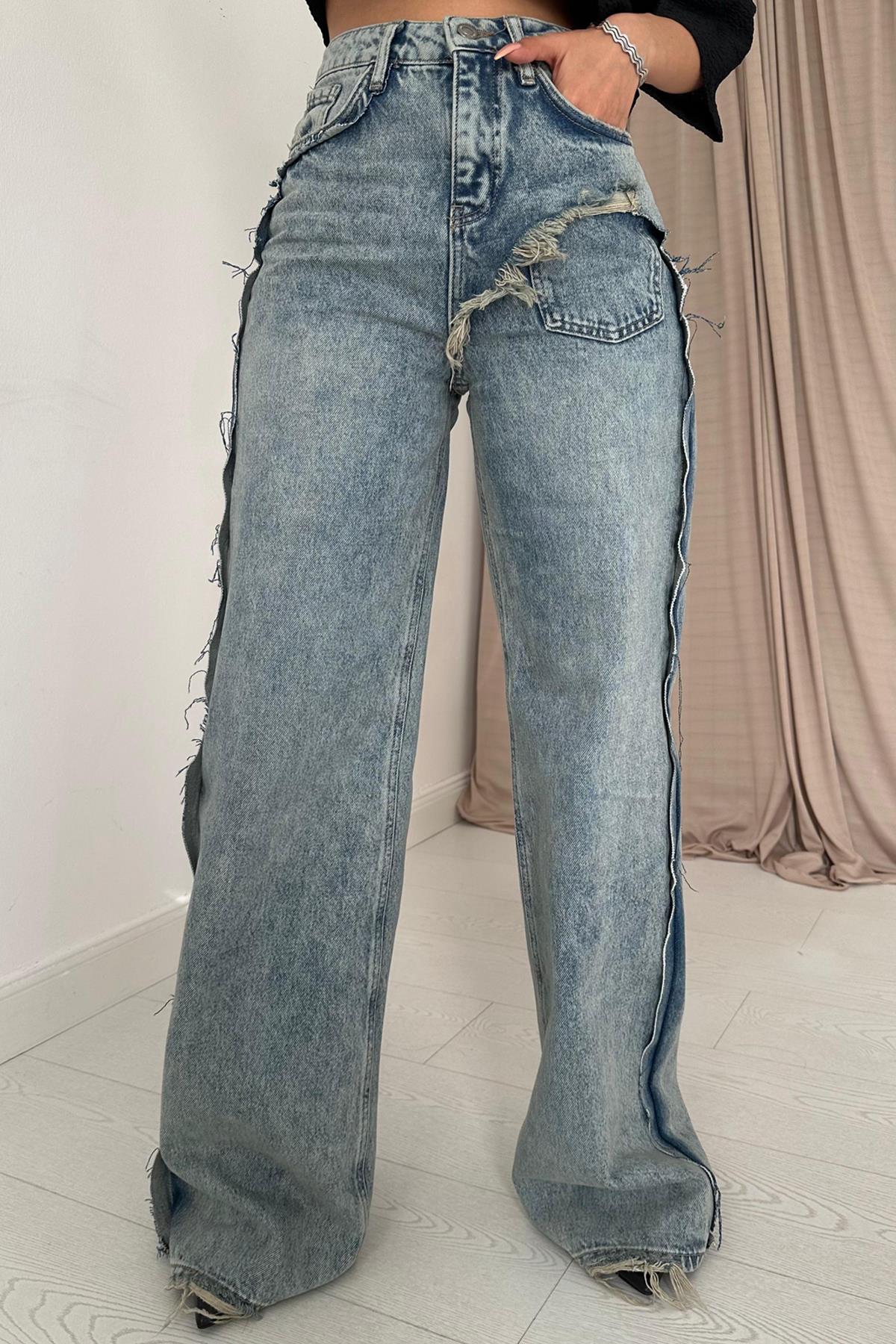 "Jean Anna à fente, style décousu décontracté et chic, taille haute, deux poches avant, fermeture par agrafe et zip. Couleur bleu clair, tailles XS à XL."