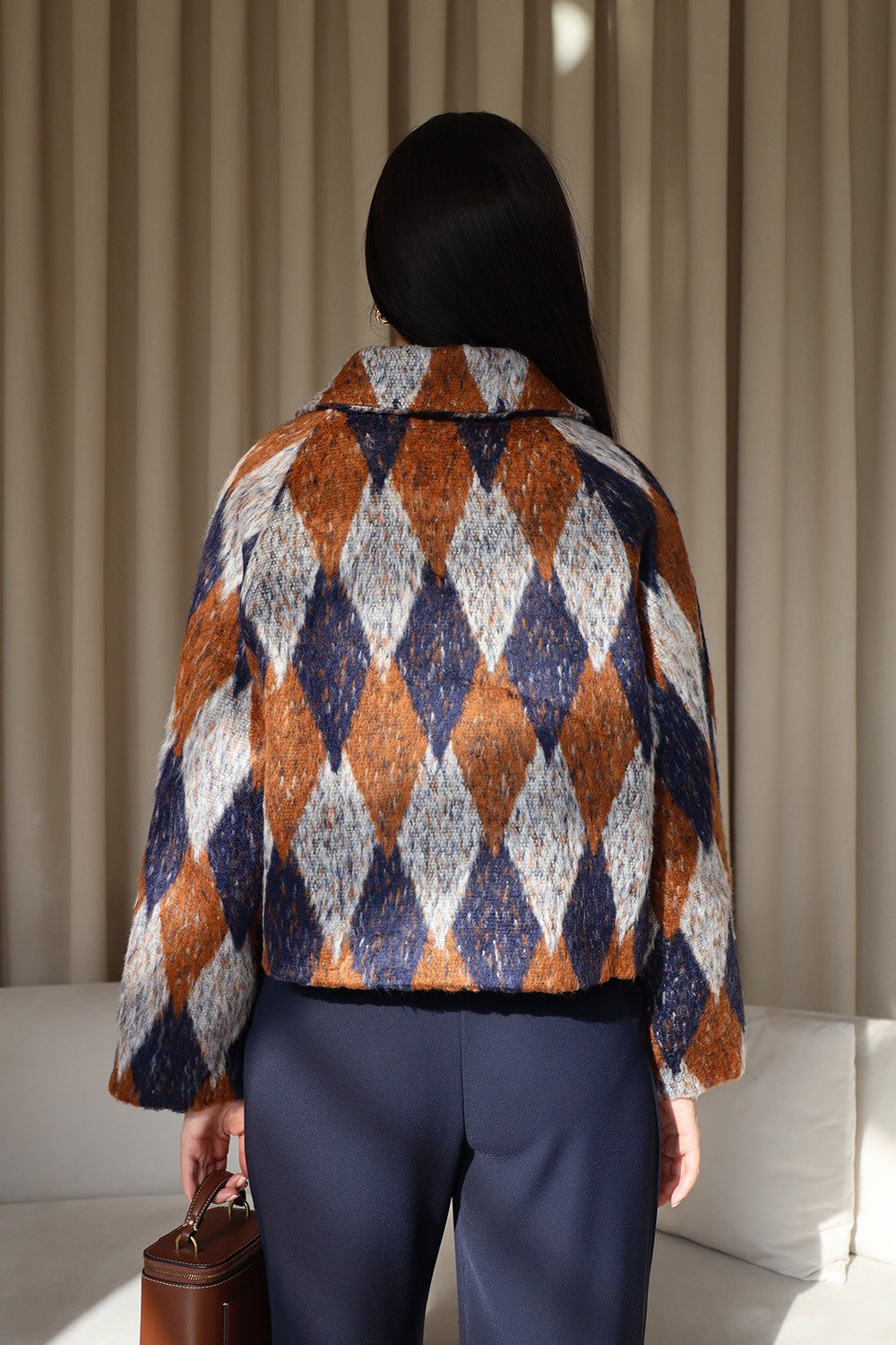 Manteau Court Léa Géométrique, style oversize, tissu doux et premium. Design géométrique tendance, parfait pour les mi-saisons. Prix abordable.
porté par un mannequin.Prix abordable, porté par un mannequin.