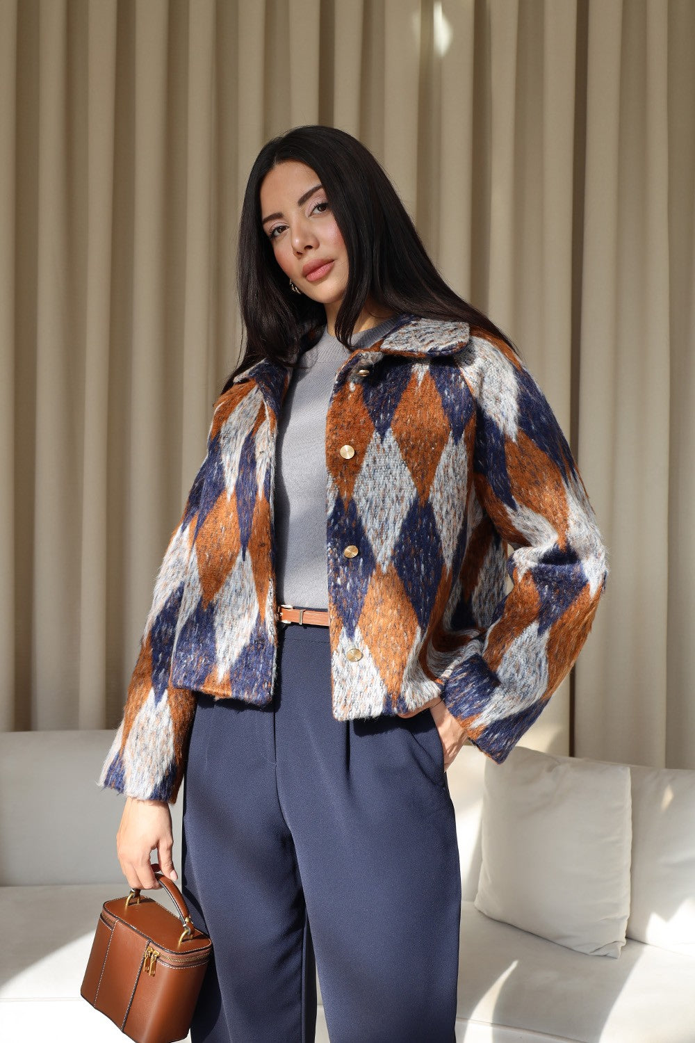 Manteau Court Léa Géométrique, style oversize, tissu doux et premium. Design géométrique tendance, parfait pour les mi-saisons. Prix abordable.
porté par un mannequin.Prix abordable, porté par un mannequin.
