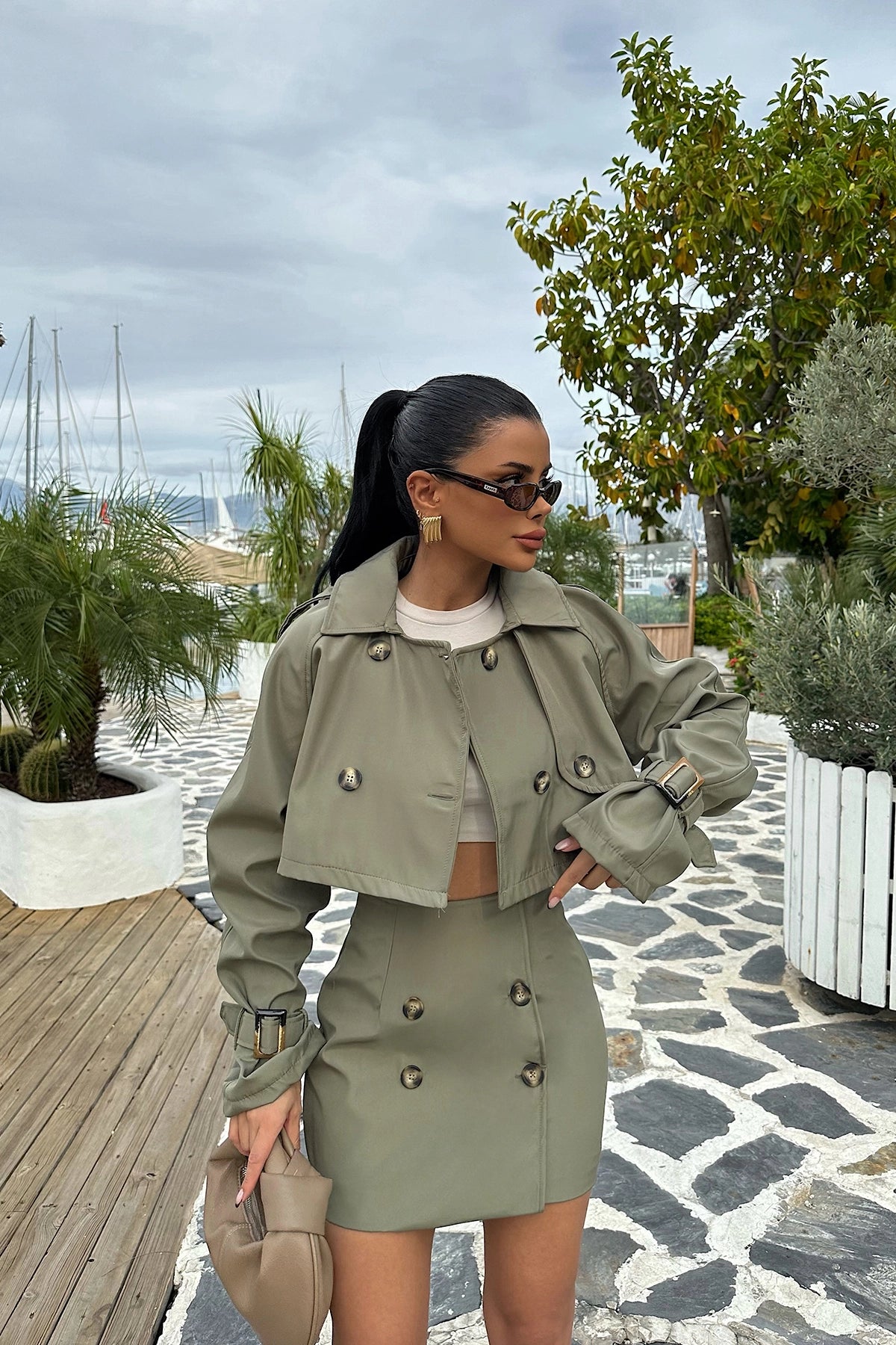 "Tailleur Coco deux pièces, veste boutonnée et jupe à fermeture éclair, style trench. Tailles M (36-38) et L (38-40). Polyvalent et élégant."