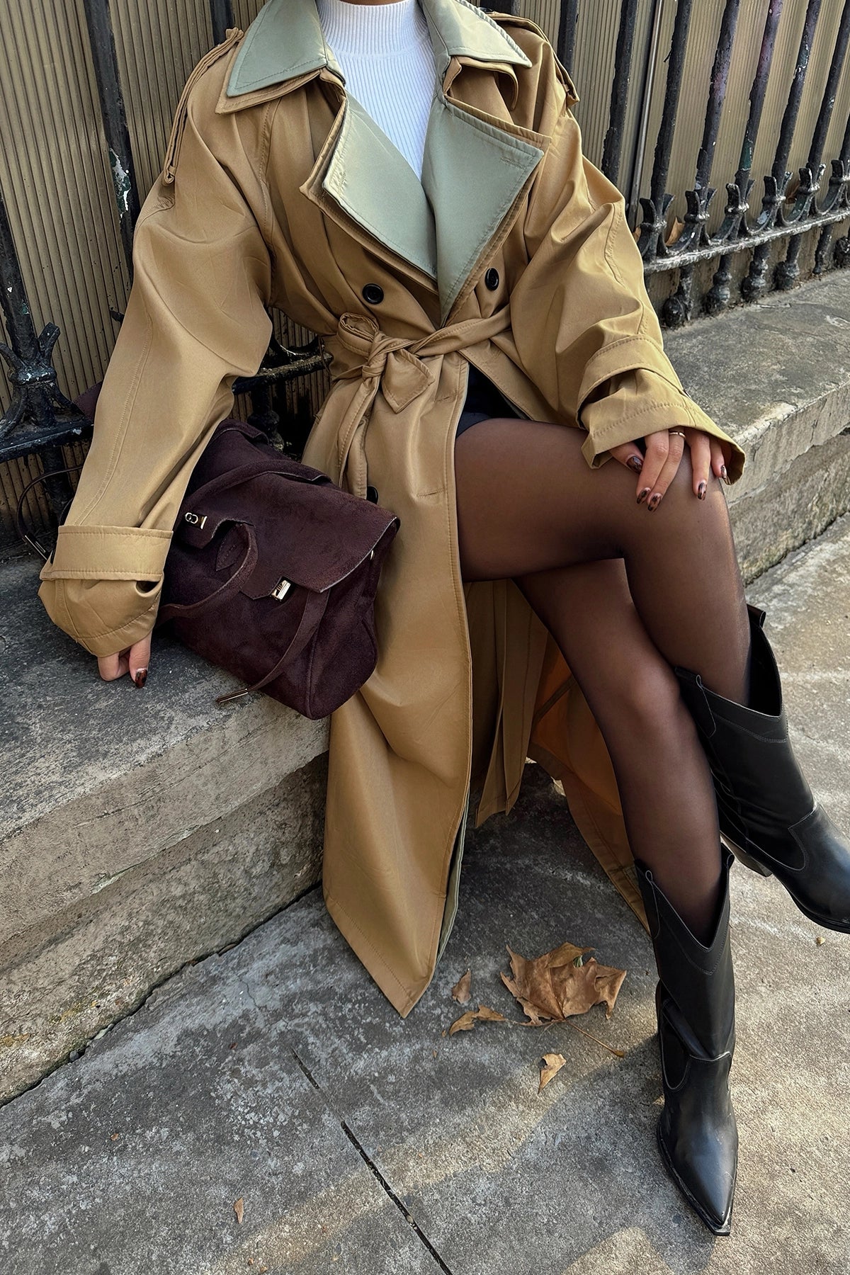 "Trench Céline marron et vert, taille oversize, style chic et habillé. Pièce unique de qualité supérieure, parfaite pour les tenues élégantes."