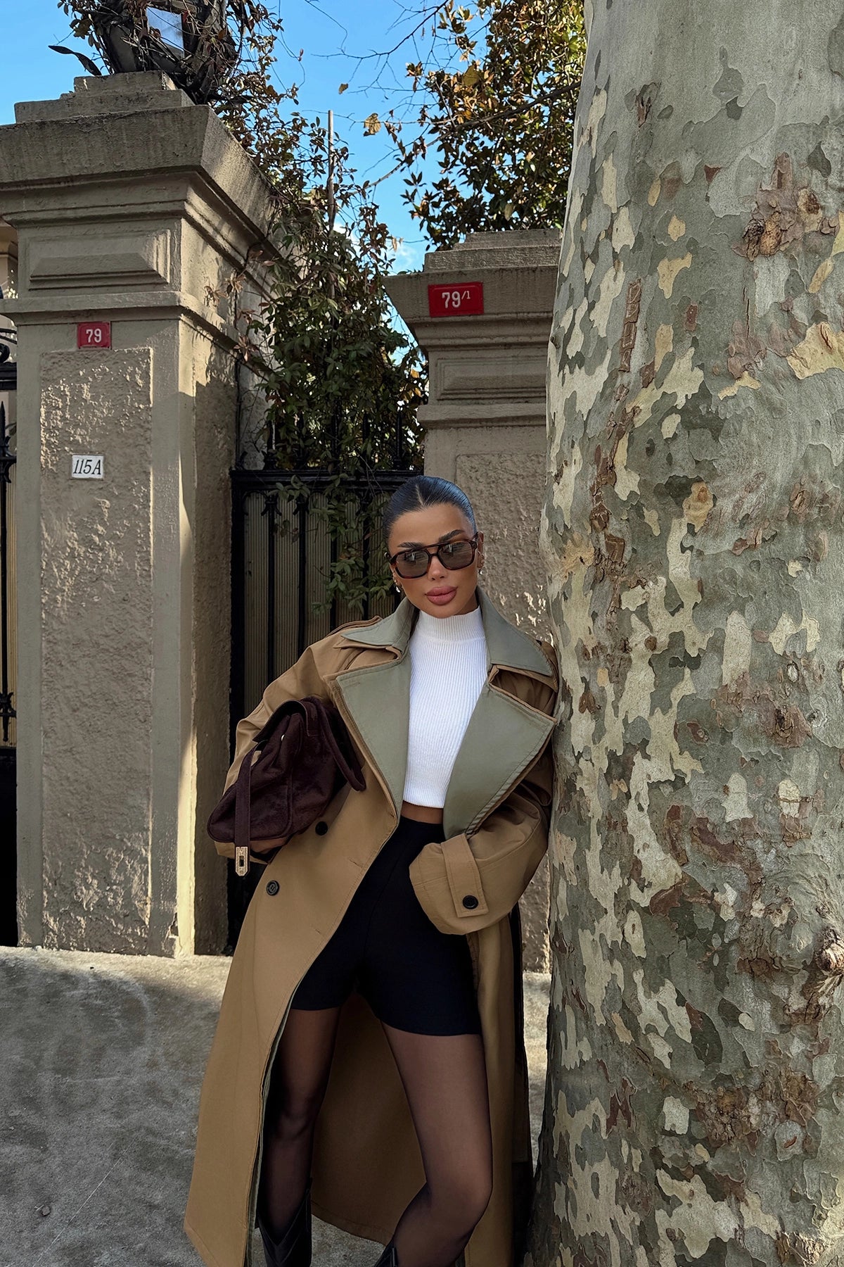 "Trench Céline marron et vert, taille oversize, style chic et habillé. Pièce unique de qualité supérieure, parfaite pour les tenues élégantes."