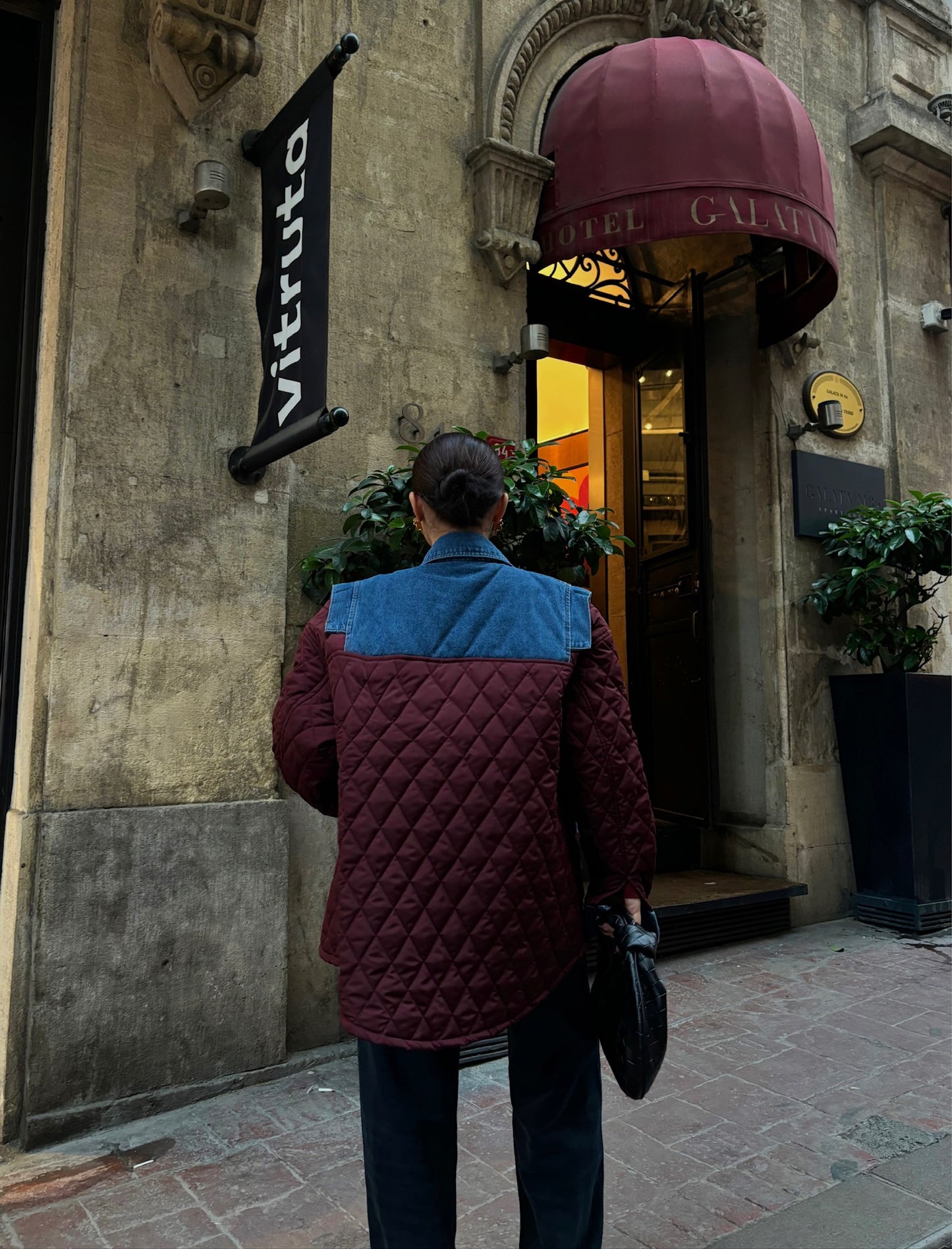 Veste jean matelassé bordeaux, style oversize et taille ample. Matière 50% coton / 50% polyester. Une pépite indispensable pour votre garde-robe ! 