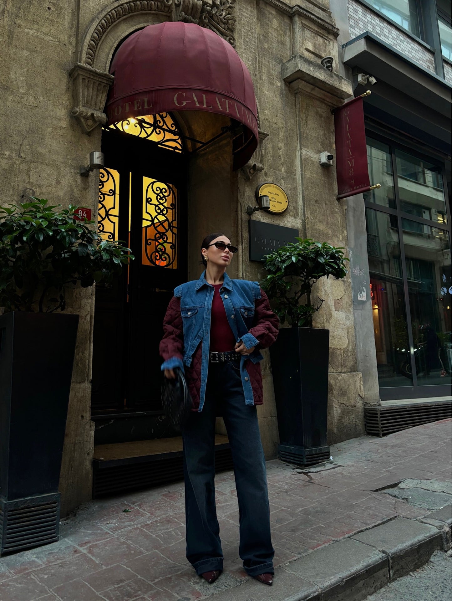 Veste jean matelassé bordeaux, style oversize et taille ample. Matière 50% coton / 50% polyester. Une pépite indispensable pour votre garde-robe ! 