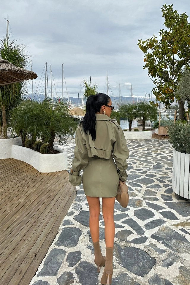 "Tailleur Coco deux pièces, veste boutonnée et jupe à fermeture éclair, style trench. Tailles M (36-38) et L (38-40). Polyvalent et élégant."