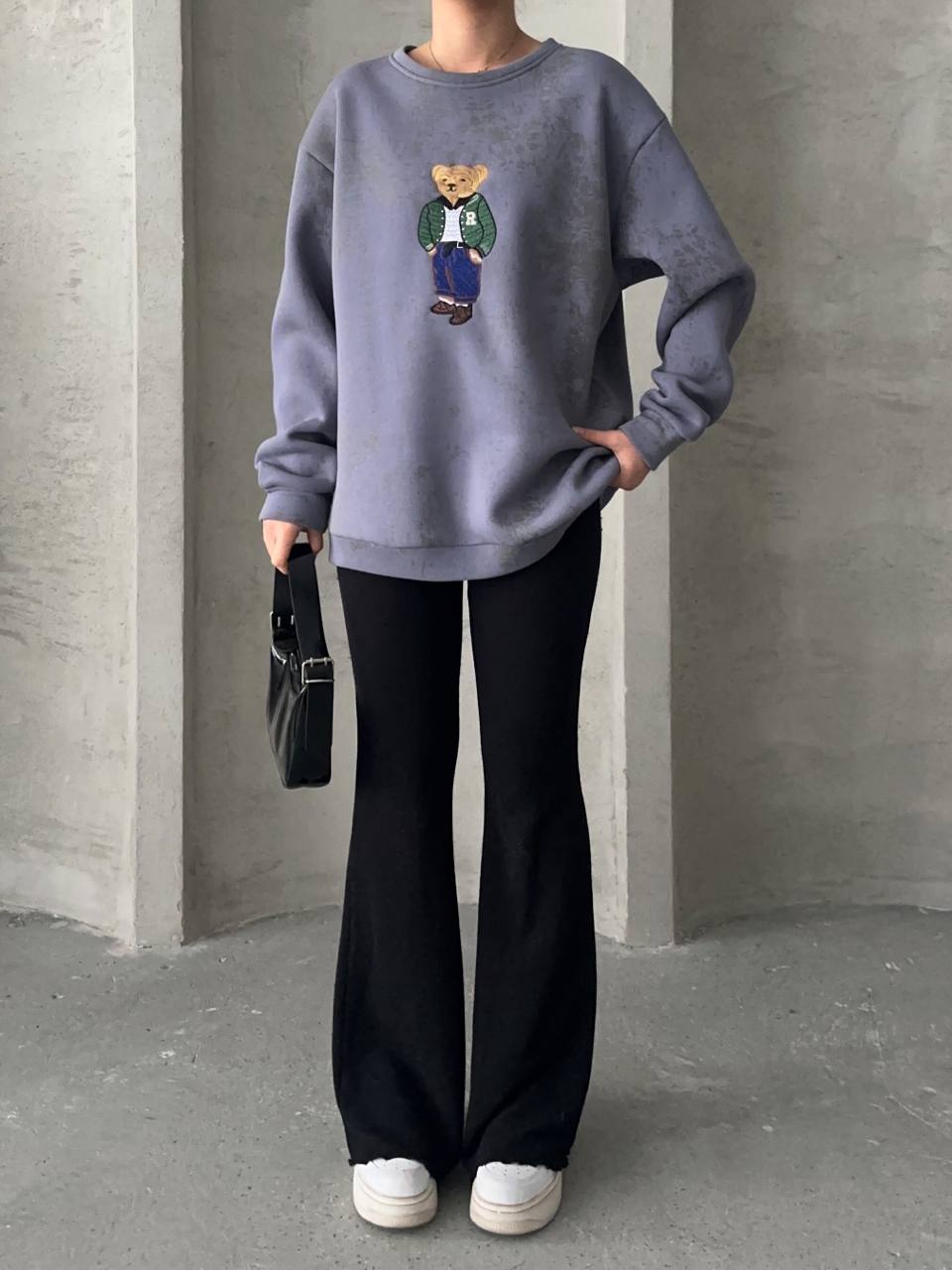 "Pull gris bleuté avec écusson nounours, intérieur molletonné, taille unique (34 à 40) pour un effet loose. Idéal pour un look confortable et tendance."