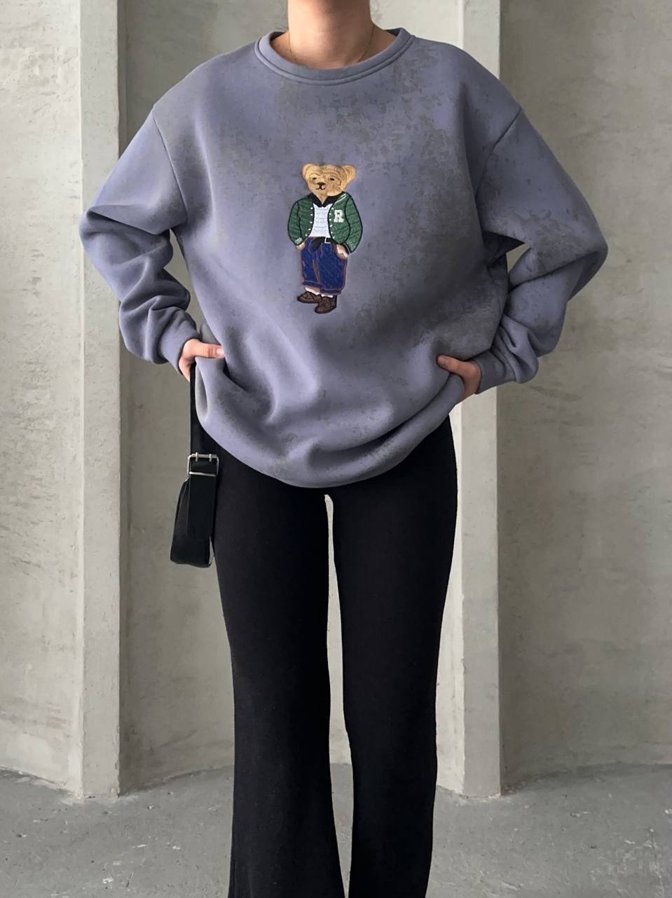 "Pull gris bleuté avec écusson nounours, intérieur molletonné, taille unique (34 à 40) pour un effet loose. Idéal pour un look confortable et tendance."
