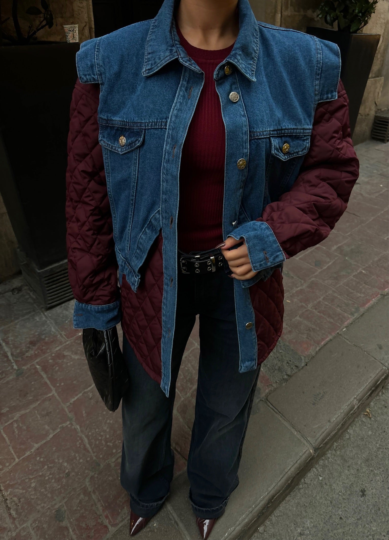 Veste jean matelassé bordeaux, style oversize et taille ample. Matière 50% coton / 50% polyester. Une pépite indispensable pour votre garde-robe ! 